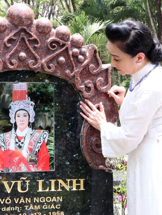 Thanh Thanh Tâm viếng mộ Vũ Linh, bật khóc nhớ kỷ niệm xưa