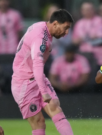 Messi ghi bàn thứ 900 ở tuổi 38, Inter Miami vẫn bị loại khỏi CONCACAF Champions Cup