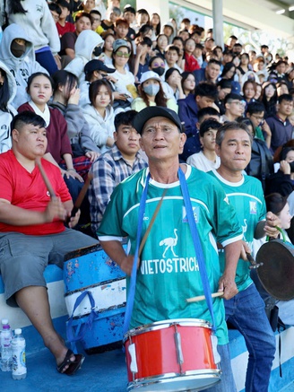 Hội người hâm mộ bóng đá Khánh Hòa tiếp lửa khán đài TNSV THACO Cup 2026