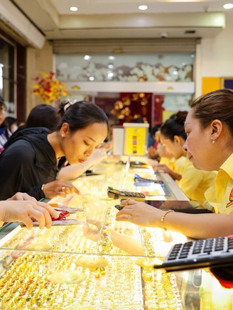 Giá vàng tăng cao, chứng khoán lao dốc