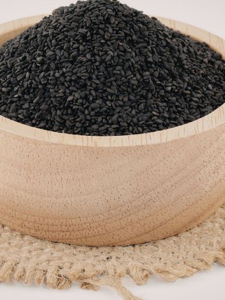 Mè đen có thật sự giúp tóc bạc đen trở lại?