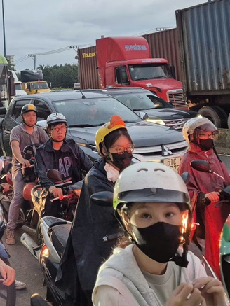 Giá xăng tăng, vượt 30.000 đồng/lít, người đi làm xa… thở dài