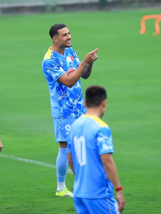 Hoàng Hên hòa nhập nhanh, tập cực sung cùng đội tuyển Việt Nam: 'Tôi muốn thắng Malaysia'