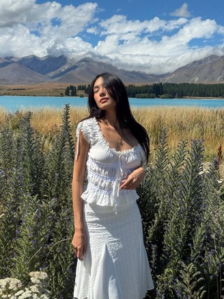 Phong cách tối giản nhưng nổi bật cùng trang phục màu trắng