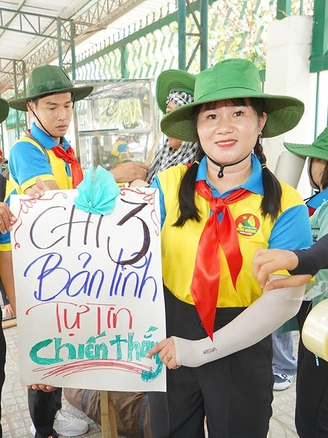 Cô giáo mỹ thuật 'xuất chiêu' làm học sinh trông ngóng được đi sinh hoạt Đội