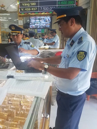 Đồng Tháp xử phạt 9 tiệm vàng bán trang sức giả thương hiệu Chanel, Versace