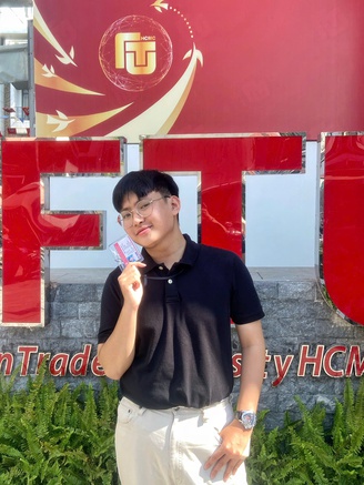 Nam sinh chuyên văn, tốt nghiệp thủ khoa ngoại thương với GPA 4.0/4.0