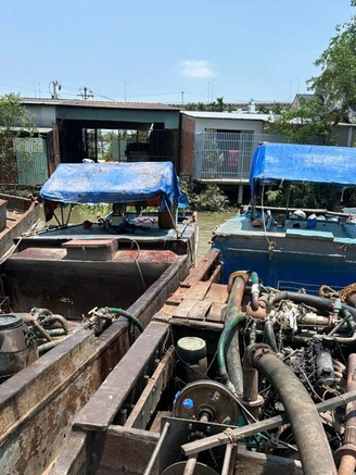 Nhóm 'cát tặc' tẩu thoát, bỏ lại phương tiện khi bị CSGT truy đuổi 