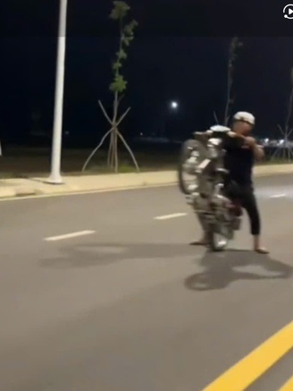 Xử lý nhóm thiếu niên 'bốc đầu' xe máy, quay clip đăng mạng xã hội