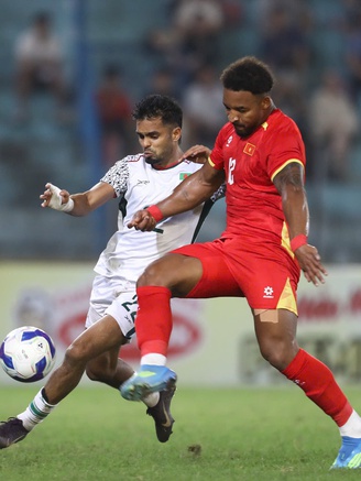 HLV Kim Sang-sik bình luận rất hay về Hoàng Hên và Văn Hậu, bất ngờ nhắc đến... cân nặng Xuân Son