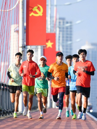 Tiền Phong Marathon 2026 lập kỷ lục hơn 12.000 VĐV tranh tài tại Khánh Hòa