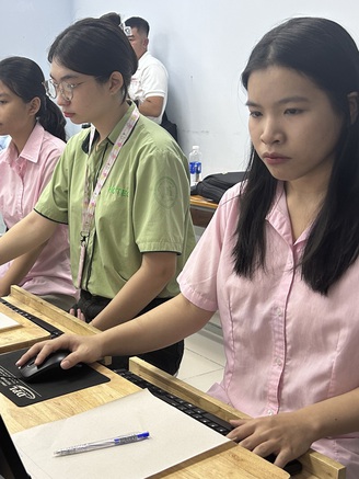 Vì sao thi giỏi nghề vẫn phải giỏi cả tiếng Anh?