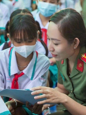 Nữ công an Cà Mau gây 'sốt' với loạt sản phẩm truyền thông hơn 100 triệu view