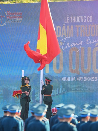 Xúc động lễ thượng cờ 'Vạn dặm Trường Sa - Trong tim Tổ quốc'
