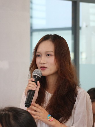 Tỏ ra ổn mỗi ngày, nhiều người trẻ lại thấy kiệt sức