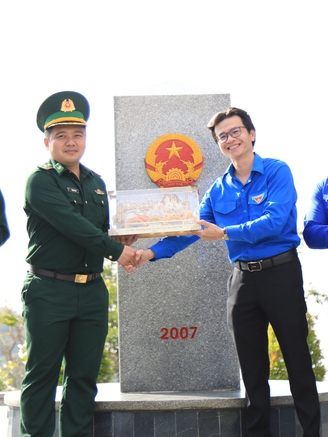 Chào cờ nơi 'ngã ba Đông Dương': Người trẻ rưng rưng niềm tự hào chủ quyền