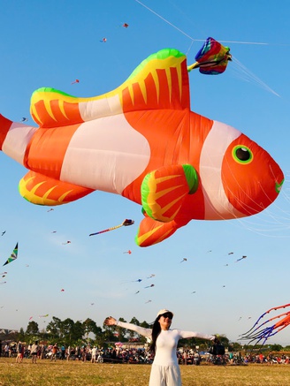Choáng ngợp với con diều 'khổng lồ' dài 30 m, có giá hơn 40 triệu đồng