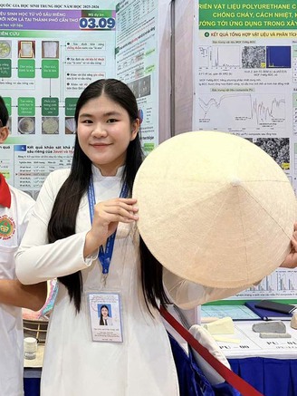 Học sinh biến vỏ sầu riêng thành giấy chằm nón lá