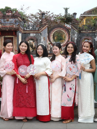 Vì sao người trẻ chủ động 'yêu' áo dài dù từng ngại ngùng với trang phục này?