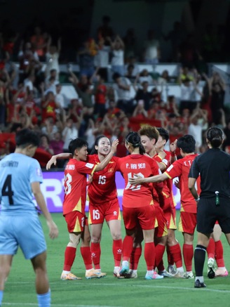 Chủ tịch VFF Trần Quốc Tuấn chúc mừng đội tuyển nữ Việt Nam, thưởng nóng 500 triệu đồng 