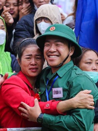 Kỹ sư xây dựng gác lại công việc, hăng hái lên đường nhập ngũ