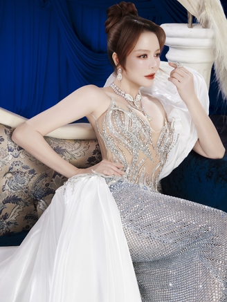 Lý Nhã Kỳ mặc gợi cảm, 'đọ sắc' cùng dàn hoa hậu