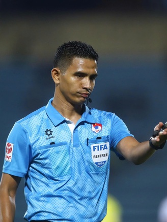 Lộ diện 2 trọng tài Malaysia điều hành cuộc đối đầu Hà Nội đại chiến CLB CAHN: Cực hay!

