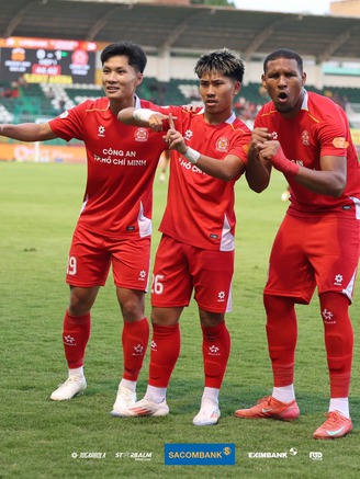 Bảng xếp hạng V-League mới nhất: Đội của HLV Huỳnh Đức ở vị trí khó tin, Đà Nẵng thoát đáy