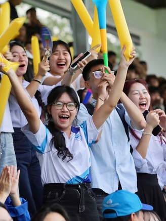 HLV Park Hang-seo cùng các CĐV xinh đẹp tiếp lửa VCK giải Thanh Niên sinh viên