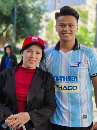 Người mẹ vượt gần 400 km đến Nha Trang cổ vũ con trai tại TNSV THACO cup 2026