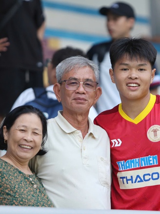 TNSV THACO cup 2026: Ông bà vượt 1.200 km đến Nha Trang cổ vũ cháu trai