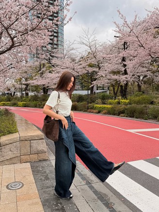 Làm mới tủ đồ mùa hè với quần jeans ống rộng trẻ trung