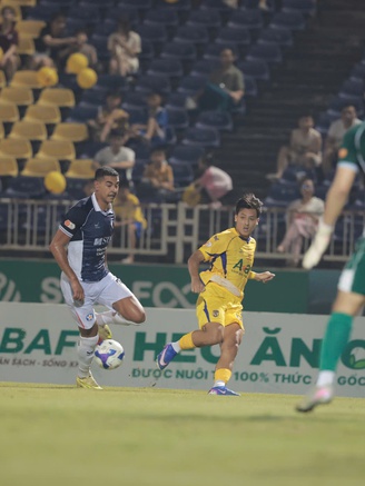 Trung vệ nhập tịch Đỗ Phi Long mắc lỗi nghiêm trọng, CLB Đà Nẵng thua đau SLNA