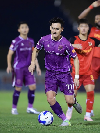 Hồ Tấn Tài tỏa sáng, Becamex TP.HCM vẫn thua đau Ninh Bình: Người hùng U.23 Việt Nam lập công phút 90+3