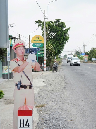 Hình nộm cảnh sát giao thông bắn tốc độ trên quốc lộ: Nhìn xa tưởng thật