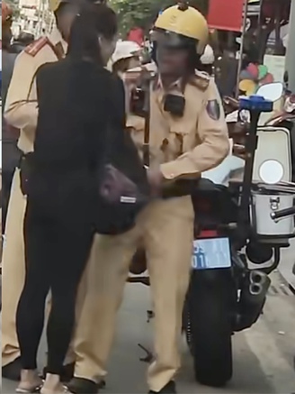 Thực hư vụ cô gái giằng co với 2 CSGT TP.HCM, giật tờ giấy xanh