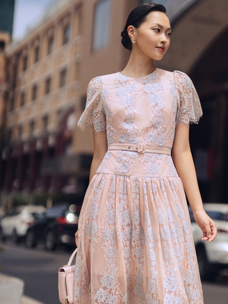 Sức hút nhẹ nhàng nhưng sang trọng từ váy ren