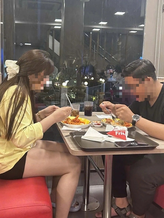 Khi thành phố chìm vào giấc ngủ, người trẻ mới bắt đầu đi ăn