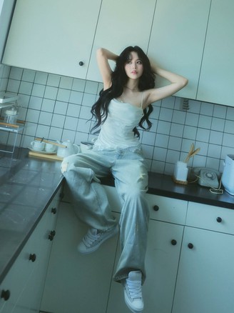 Bản phối áo hai dây cùng quần jeans giúp nàng tự tin khoe cá tính