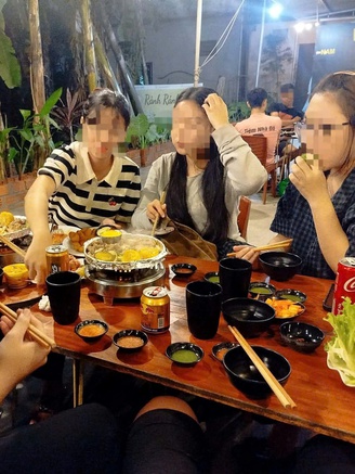 Khi thành phố chìm vào giấc ngủ, người trẻ mới bắt đầu đi ăn