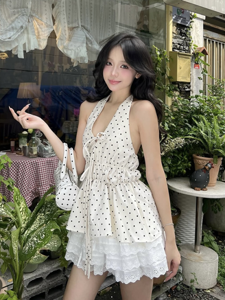 Áo chấm bi phối chân váy mang nét ngọt ngào xuống phố