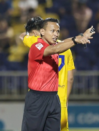 Lộ diện 2 trọng tài Malaysia thổi 2 trận cực nóng V-League, xuất hiện nhân tố ‘lạ’ 