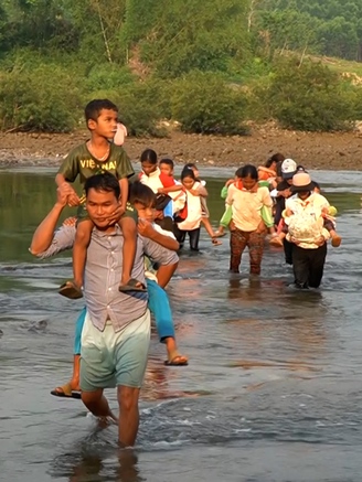 Cõng con vượt sông đến trường: Gian nan hành trình tìm chữ ở Sơn Thủy