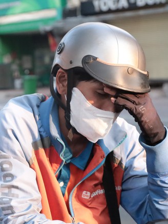 Mưu sinh dưới nắng nóng ở TP.HCM: Uống nước liên tục vẫn kiệt sức