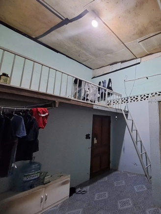 Trong những phòng trọ chật hẹp mùa nắng: 'Chỉ thở thôi cũng thấy nóng'