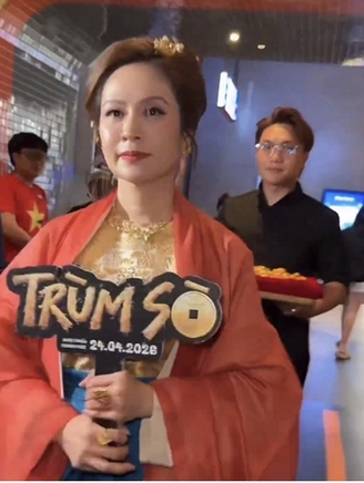 Diễn viên Thanh Thúy diện đồ khác lạ, quảng bá phim 'Trùm Sò'