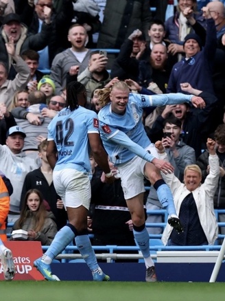 Haaland lập hattrick, Man City thắng đậm khó tin Liverpool trong ngày HLV Guardiola ngồi khán đài