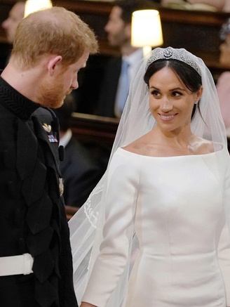 Meghan và Harry từng tranh cãi ‘nảy lửa’ với Nữ hoàng Elizabeth II về chiếc vương miện cưới