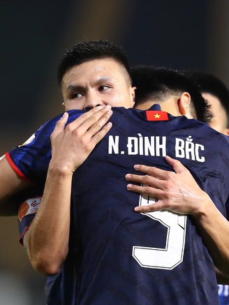 Đình Bắc ghi bàn trở lại ở V-League, HLV Kim Sang-sik và ông Polking cùng mừng lớn