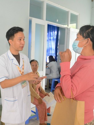 Khám mắt, tầm soát tim mạch cho người lớn tuổi